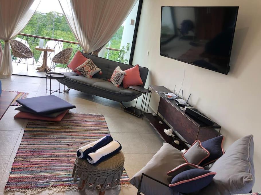 Near Beach+jungle Views. King Bed+220 Megs+2 Bikes Apartment *